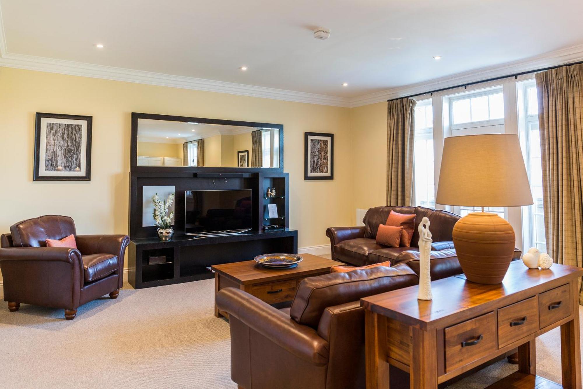 Cameron House On Loch Lomond Alexandria Bagian luar foto A living room in a typical apartment at the hotel